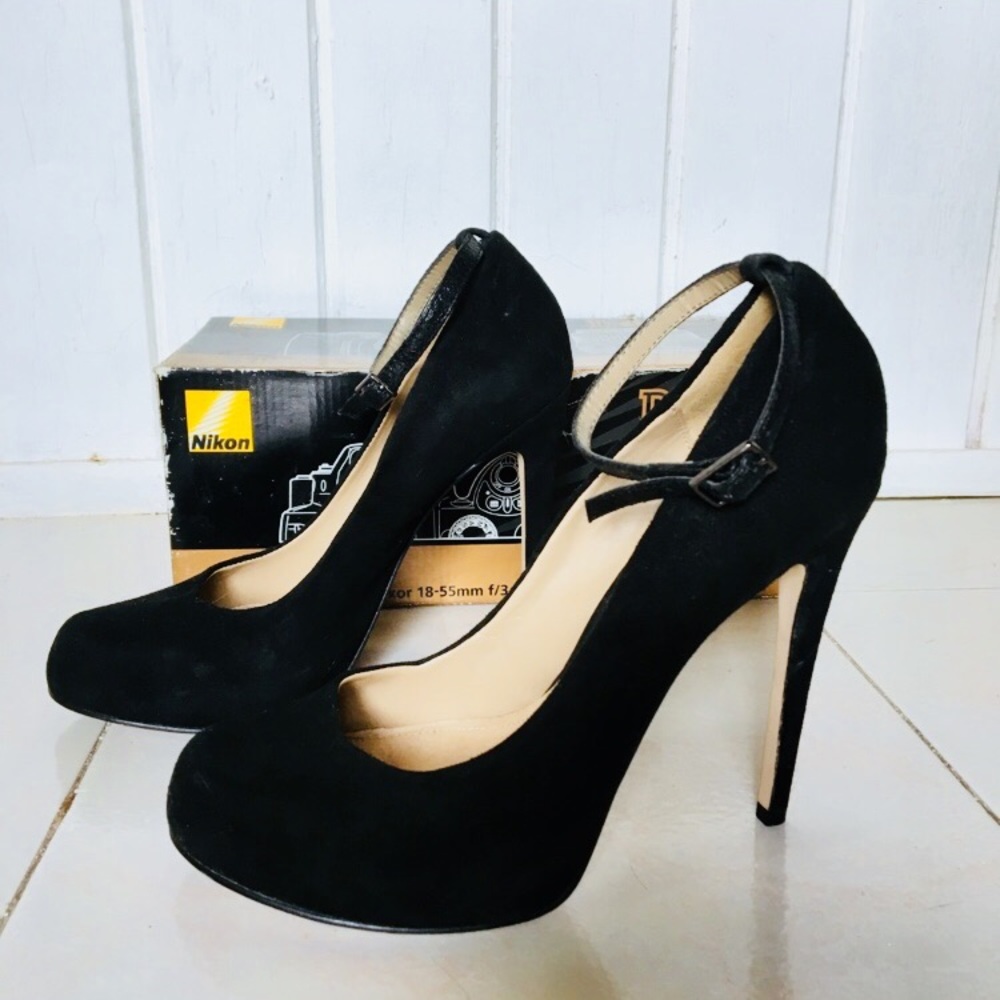 🌹Aldo Black Suede Strap Heels🌹
